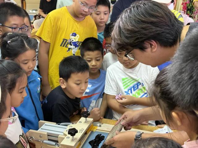 感受非遗魅力，丰富文化生活——密云区图书馆联手徐悲鸿纪念馆开展“丝网印时光”手工活动