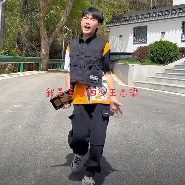 11岁男孩王志梁去世！父亲抱回家不放手	，死亡真相曝光，众人惋惜