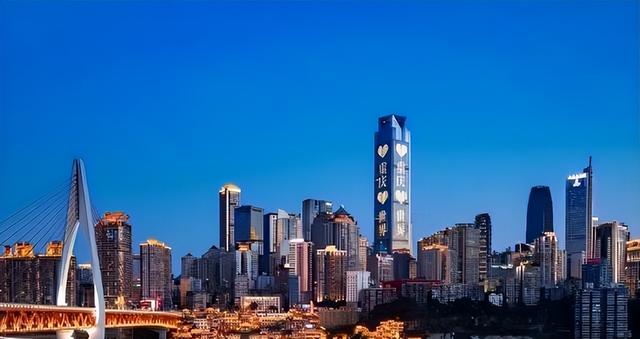 杀疯了！1400万外国人涌入中国？在重庆的大街上，挤满了老外