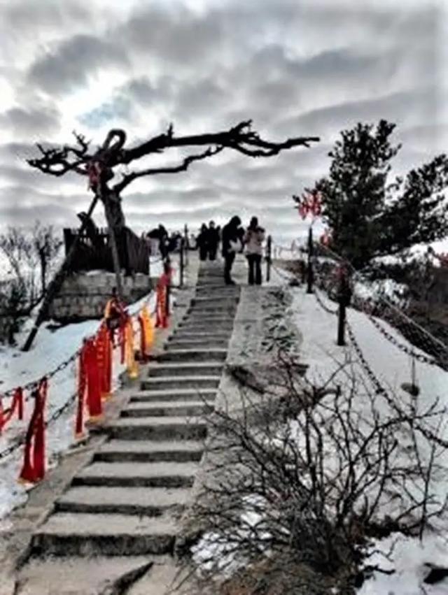 华山，登上山顶即是溃败