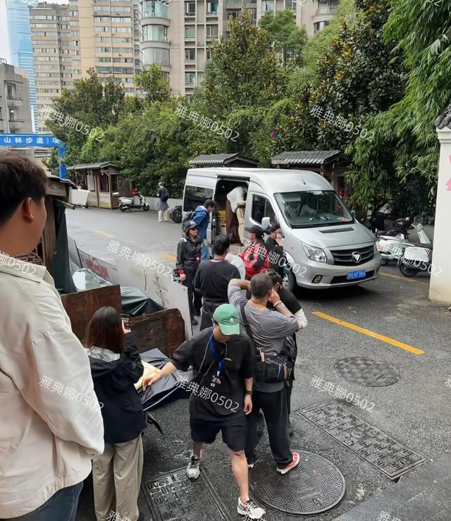 刘晓庆70的年纪18的打扮宁静矮黑胖，夕阳红老年团硬夸成一路繁花
