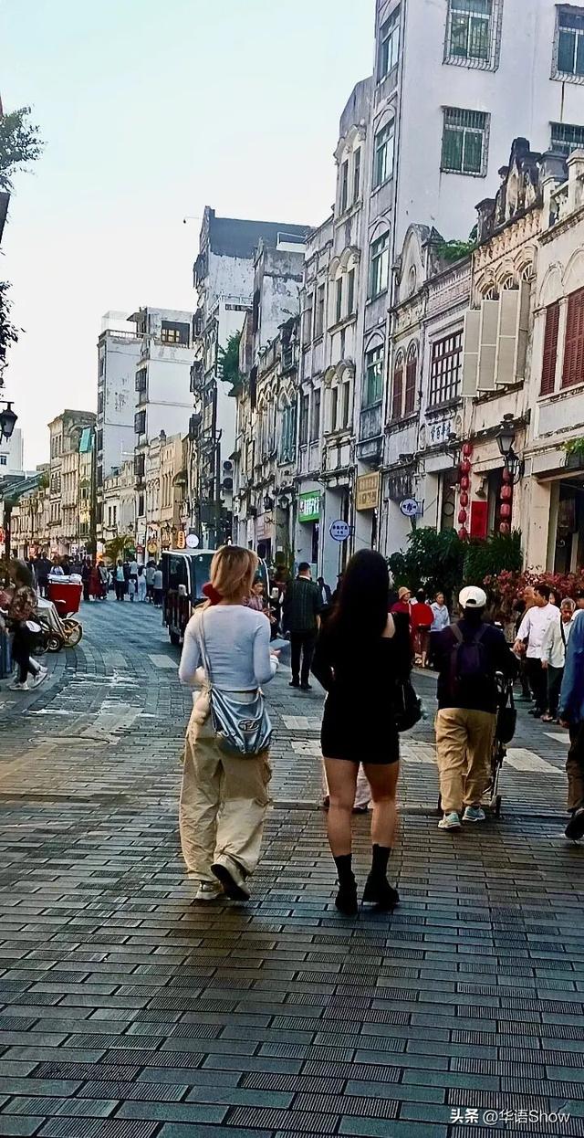 封关前瞻丨海口骑楼老街冬日景象：满眼都是外国人