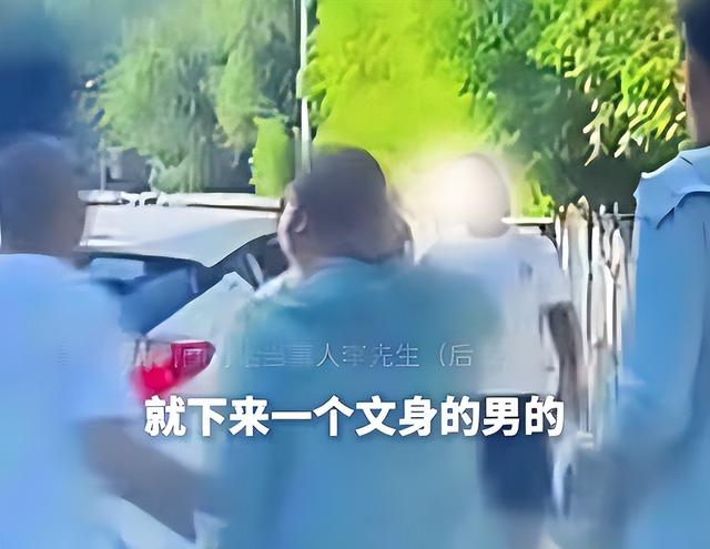 无牌奥迪加塞恐吓女子后续！纹身男身份被扒，难怪嚣张，恐被拘留