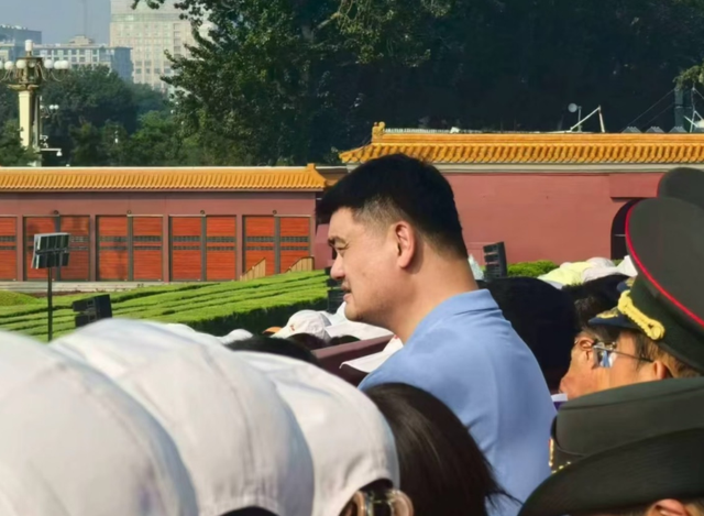 13位奥运冠军现场观看阅兵，汪顺戴着奖牌，马龙的“合照”太特殊