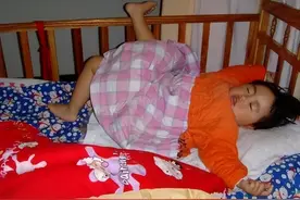 有种“热”叫孩子爱踢被子，其实不止热，娃有“苦衷”妈妈不知道图片