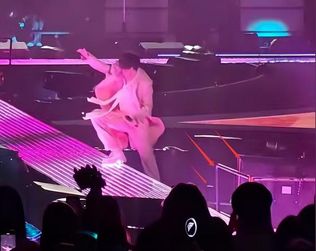 阿信摔下舞台不到24小时，恶心的一幕出现，朱孝天没给自己留体面