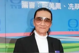 87岁谢贤被爆中风瘫痪，却被拍到本人精神抖擞，与司机散步图片