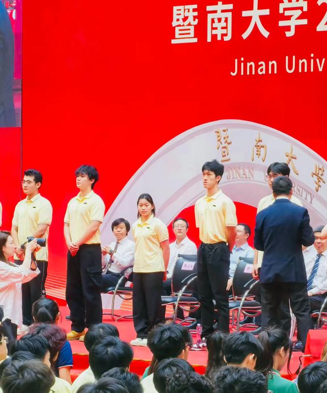 远离身材“审判”！央媒新闻报道，揭开全红婵“发胖”后真实处境