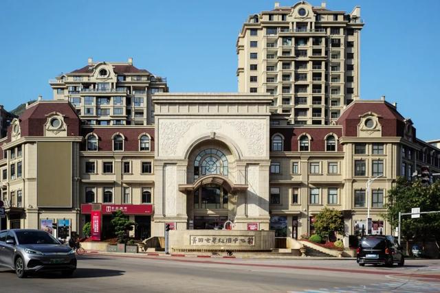 不走寻常路的国际化县城，关心一日三餐，更关心咖啡和汇率