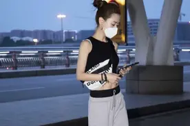 白冰34岁依旧清纯甜美可人！机场秀穿超短背心露迷人“马甲线”图片