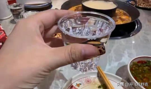 河南美女“大晨”去世，年仅28岁，日常开奥迪，一口能喝三两白酒