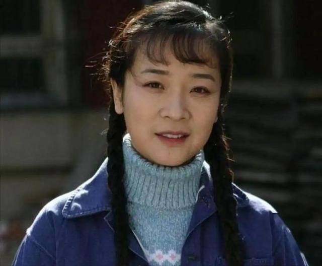 她是国家一级女演员，多次给丈夫戴绿帽，重病丈夫坐轮椅也不离婚