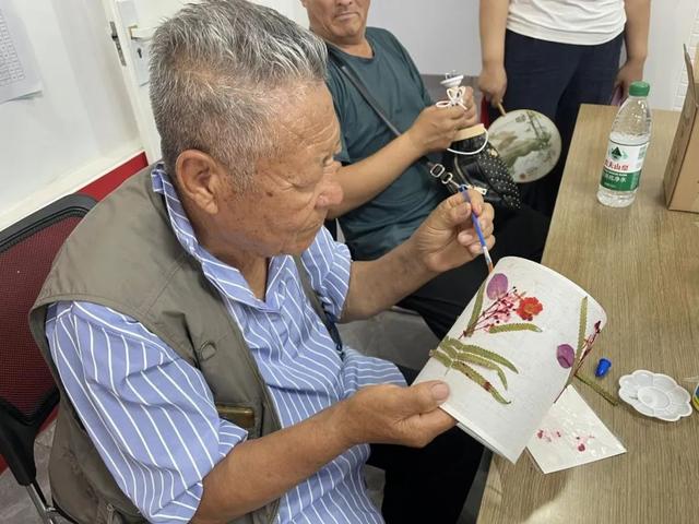 文化服务进家门 点亮残疾人多彩生活 朔方路街道开展“向光而行 共绘生活”主题活动