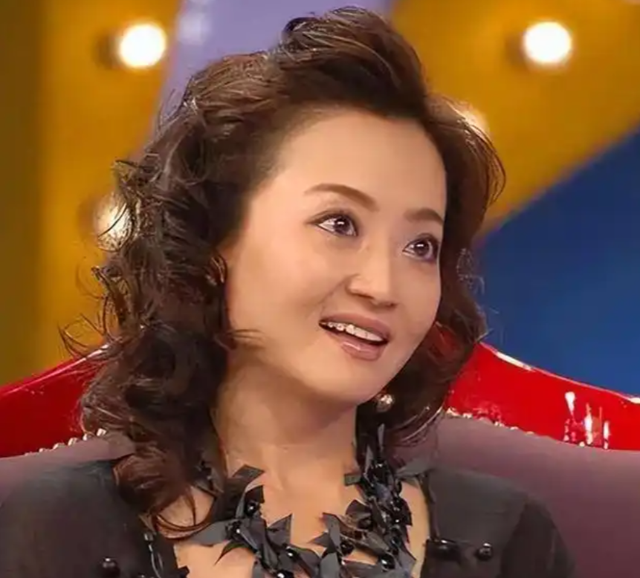 她曾苦恋王志文四年，与沙桐结婚1年就闪离，嫁圈外普通人很幸福