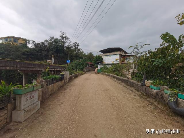 偏远乡野中寻找一个古寺遗址，探险一个深邃溶洞