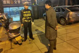 马路上唱卡拉OK，单手骑车被举报，狂嗨男被南明交警查处图片