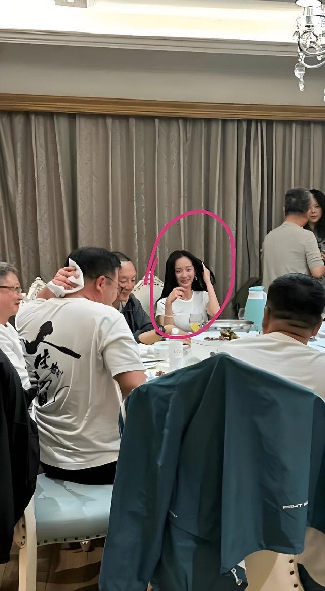 杨幂baby旧照曝光！万万没想到，女明星私下里陪大佬吃饭都是素颜