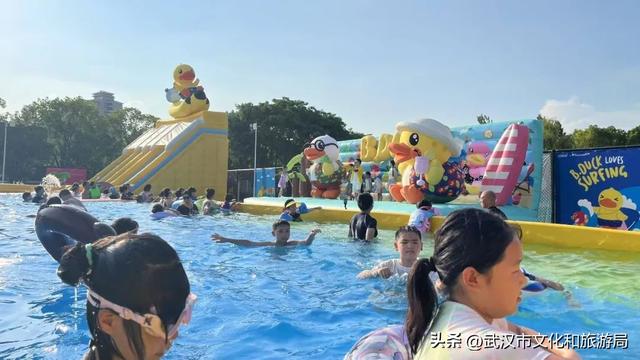 8米高的小黄鸭萌力全开，抓住暑期尾声来一起玩水
