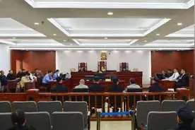 26年前“武校投毒案”一审择期宣判：朱某某否认买凶投毒 7名死者家属各提百万赔偿图片