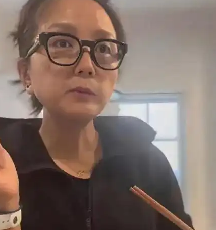 分手14年，释小龙何洁境遇天差地别，一个身家过亿，一个养不起娃