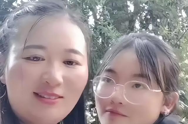 四川高考女孩杜彬洋去世！仅18岁，刚被北川医学院录取，弟弟立碑