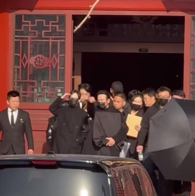 葬礼结束后，唐嫣放缓脚步等罗晋一起就餐，胳膊上还戴着孝