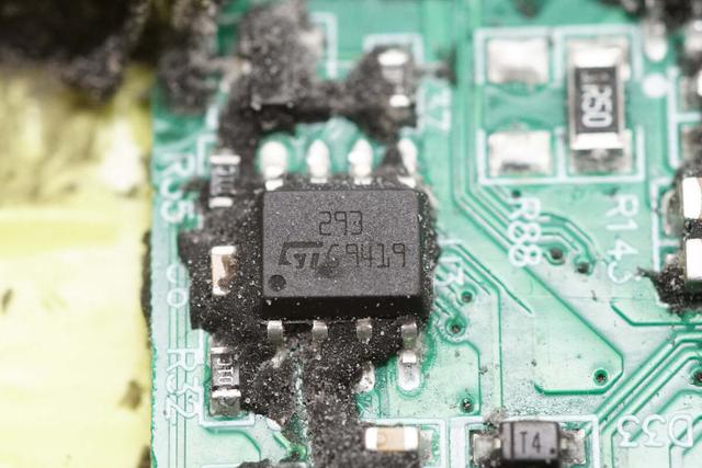 非大型切割机搞不定这大块头！九号1080W ebike新国标充电器拆解
