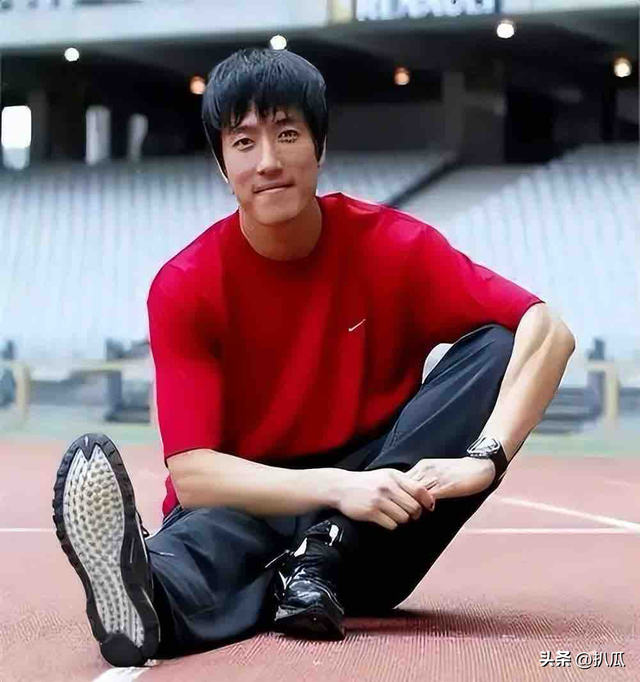 42岁刘翔近况曝光，长期在国外旅游，靠终身合同吸金，远离喷子！
