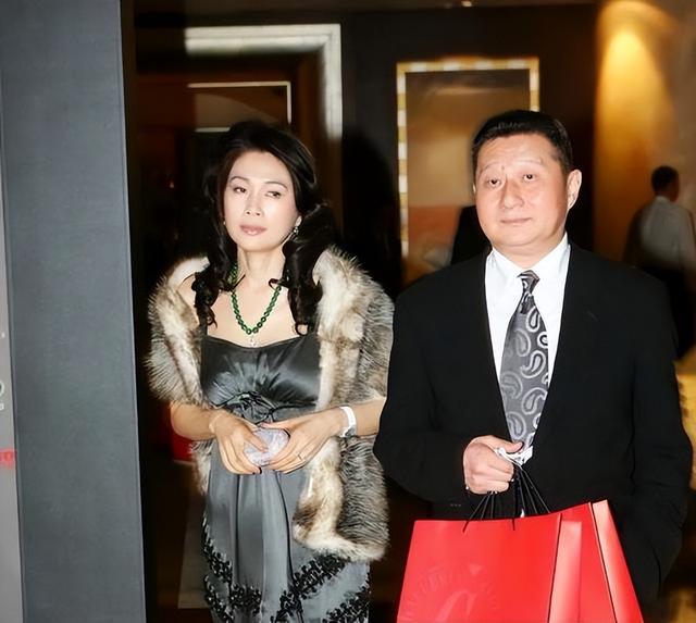 包养情人无数，娶初中同学女儿为妻，玩老婆闺蜜，嗜色如命的富豪