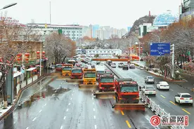 即下即清 雪停路净图片