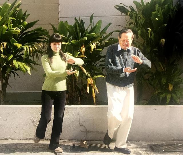 翁帆相伴21年，杨振宁去世后，继子杨光诺一句感谢话让她口碑暴涨