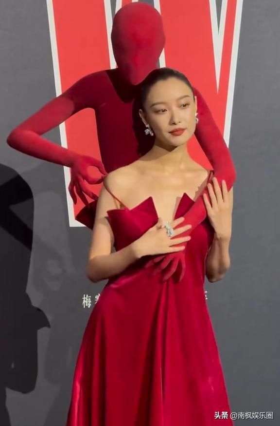 上海这一夜：热巴腰臀比逆天了，被马伊俐吓了一大跳，杨幂赢麻了