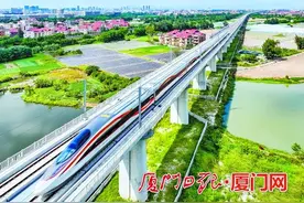 时速350公里的车厢里水瓶稳稳倒立！记者体验福厦高铁→图片