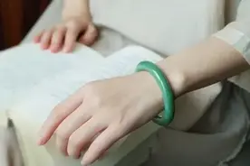 女人一生中一定要有的5只手镯，最后一只悦己镯很重要图片