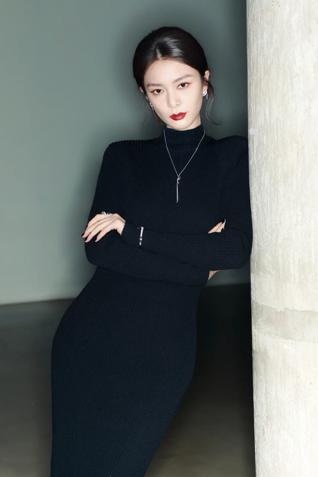 北京红毯太真实	，杨颖险些走光，钟丽缇挤出副乳，张雪迎脸僵肿