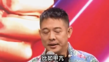 62岁李连杰豪宅游泳，脱光上衣自证清白，大腹便便并无刀疤