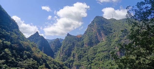 两山相对出，孤峰绕白云