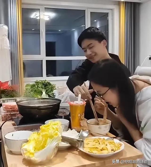 看清华博士庞众望怎么谈恋爱，电动车后座的爱情，踏实又温暖