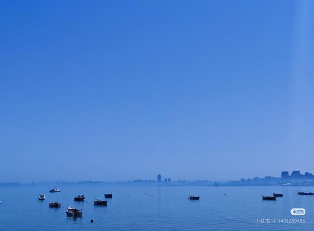 烟台的海景无敌了，玻璃海果冻海，比威海、青岛的海好看