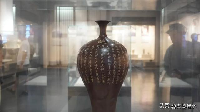 “文化纳凉” 建水图博两馆人气旺