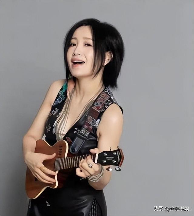 连上5次春晚，却和恩师同居怀孕被骗流产，如今56岁的她依然单身