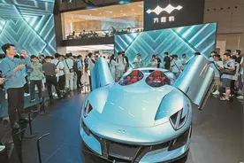 【深圳特区报】汽车越野拉力赛传奇车手罗比·戈登来深大秀车技 “在这看到未来感十足的概念汽车”图片