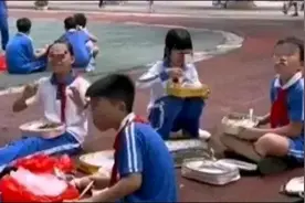 未订校内餐的学生，被赶到35度太阳地席地吃饭，校长回应惹众怒图片