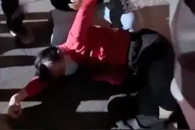 男子扮女装进女生宿舍被抓住，校方回应：已移交公安机关，如果是学校学生一定会处分图片