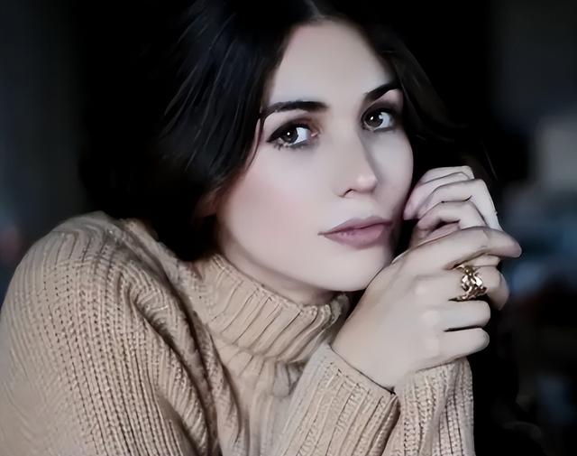 意大利姑娘来中国旅游，第一次上公厕，惊恐大喊：我的马桶被偷了