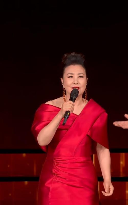 77岁还能压轴上央视春晚，无儿无女拼命赚钱，却有人给她磕头拜年