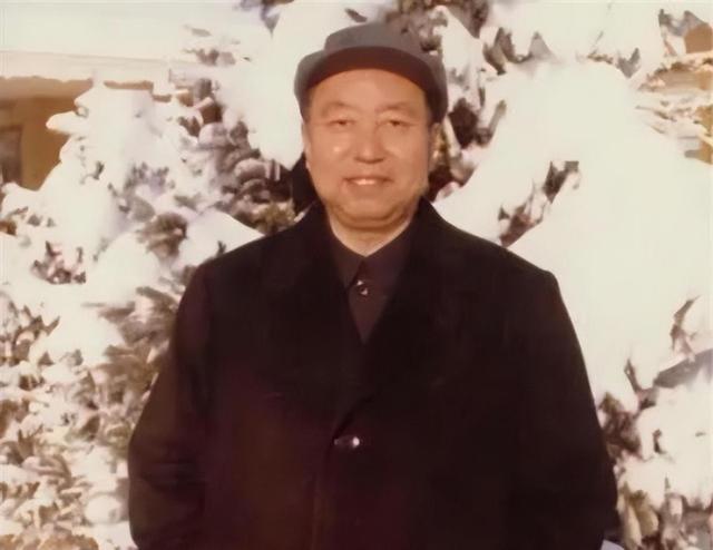 她15岁入党，18岁跟主席结婚，如今仍健在，却几乎不出来露面