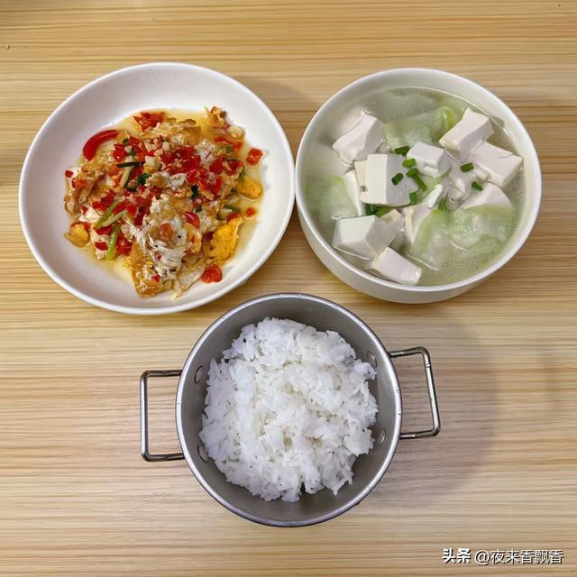 温州打工男子晒出一人饭菜走红，网友直呼：离百万富翁更近一步了