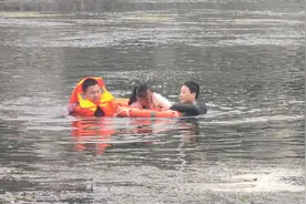 冰冷刺骨！他们义无反顾跳水救人图片