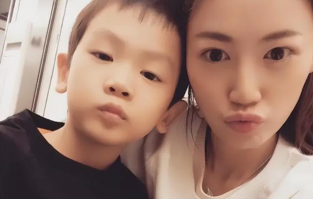 王宝强儿子已长大，是谁的亲儿子一目了然，观众：太像了
